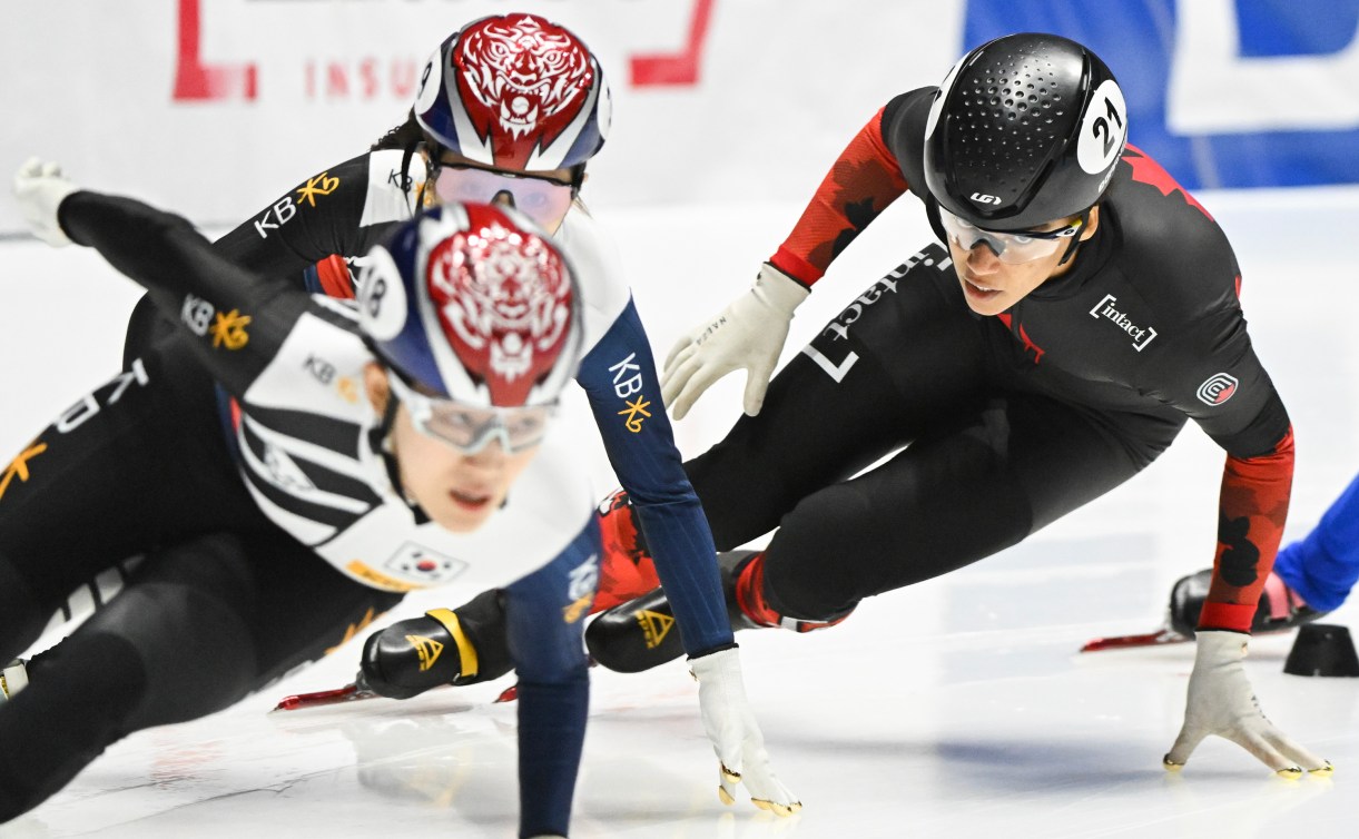 Renée Marie Steenge patinage lors d'une course. 