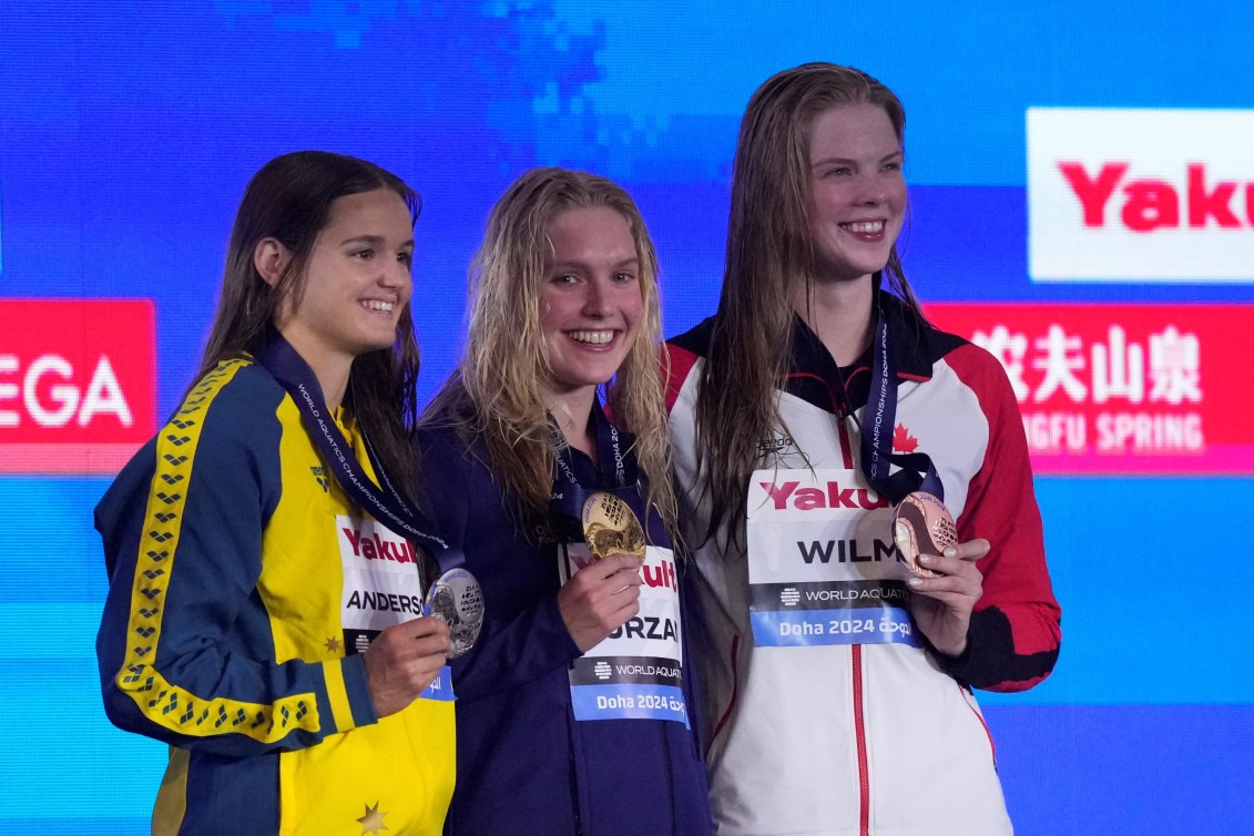 Des nageuses posent avec leur médaille.
