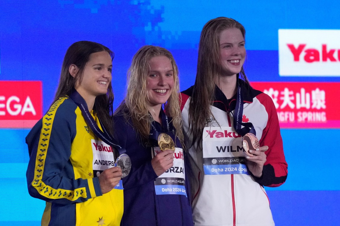 Des nageuses posent avec leur médaille. 