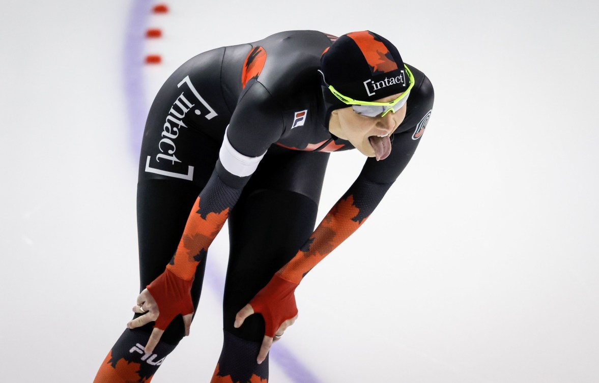 Isabelle Weidemann reprend son souffle après avoir patiné.