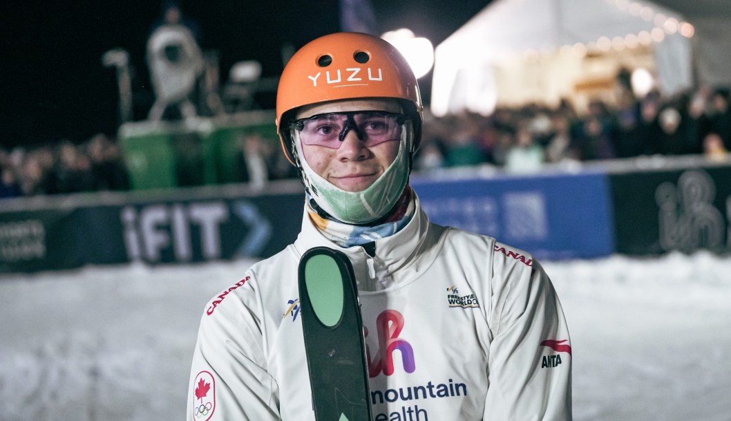 Alexandre Duchaine pose au bas de la piste.