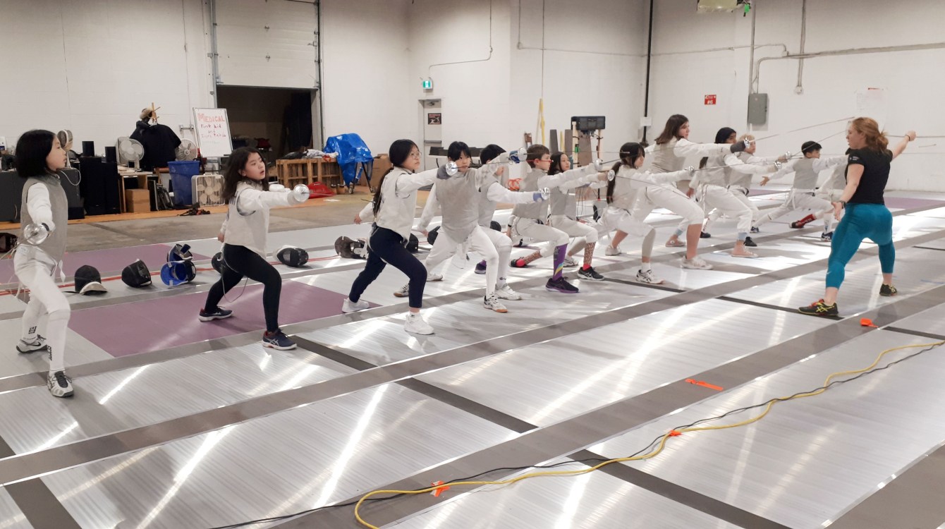 Des jeunes s'entraînent en escrime.