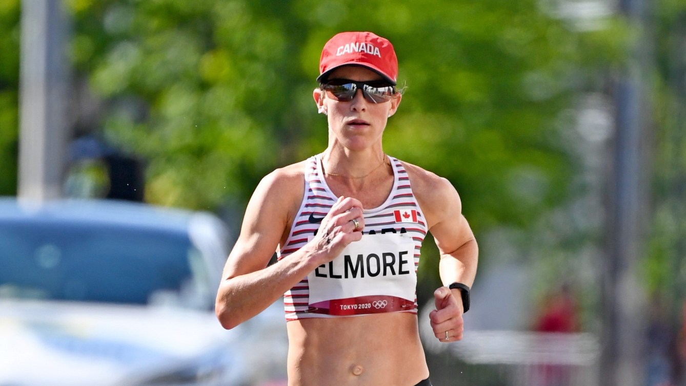 Une femmes participe à un marathon. 