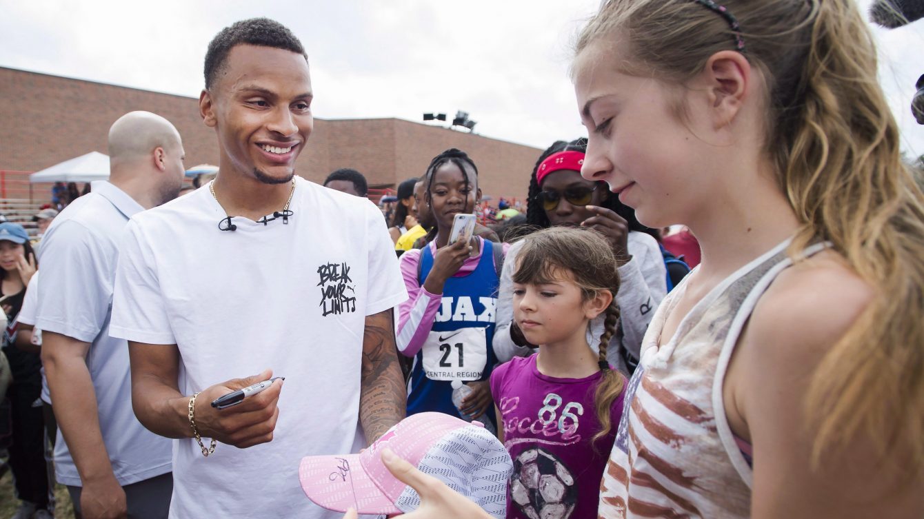 Andre De Grasse signe un autographe.