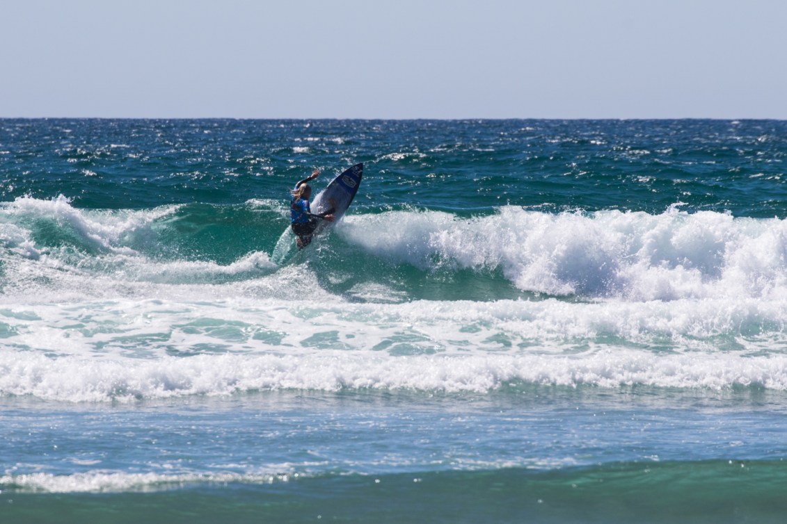 Bethany Zelasko sur une vague.