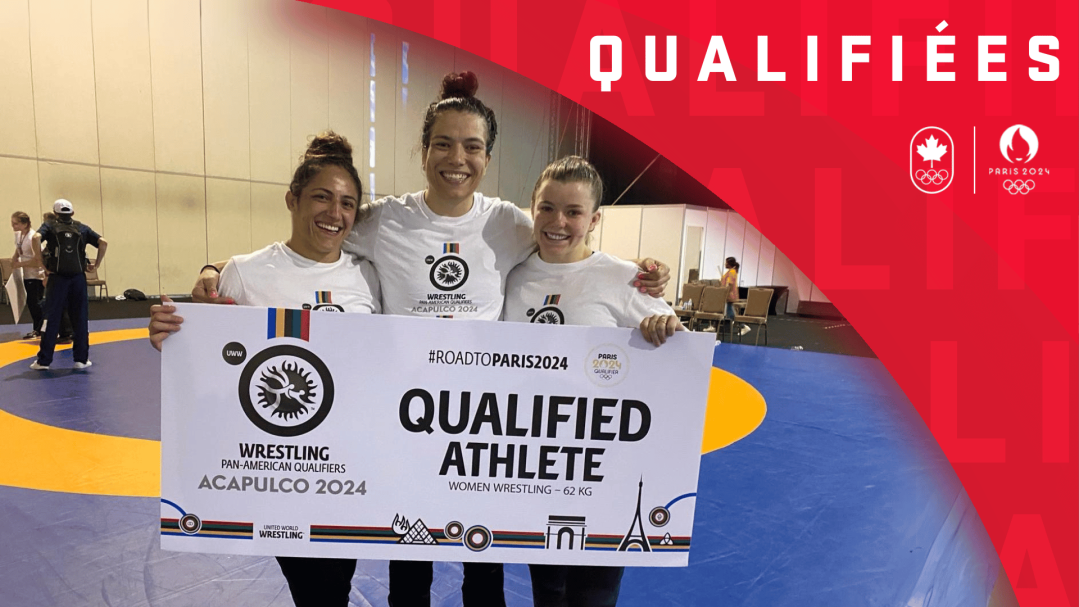 Trois lutteuse tiennent une affiche «Qualified athlete»