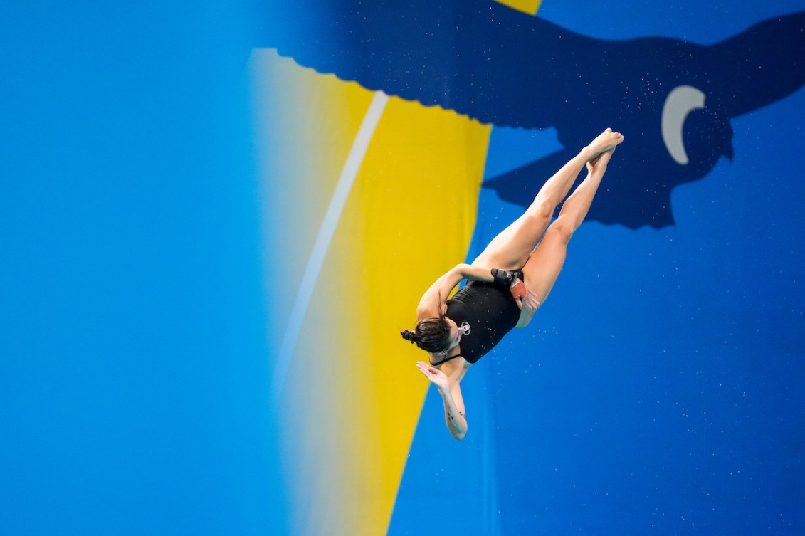 Panela Ware fait une vrille lors d'un plongeon.