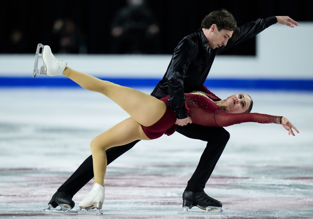 Un couple de patinage artistique pendant leur prestation. 