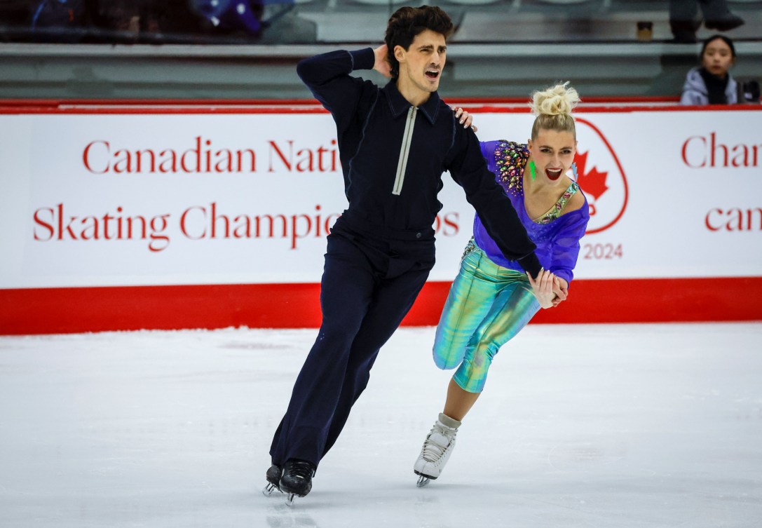 des danseurs sur glace pendant leur danse rythmique.