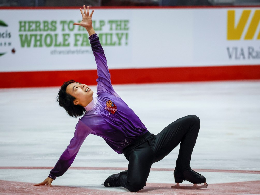 Un patineur pendant son programme. 