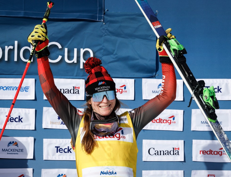 Brittany Phelan lève les bras dans les airs.