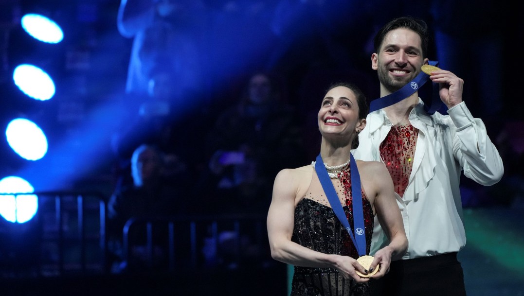 Deanna Stellato-Dudek et Maxime Deschamps avec leur médaille d'or au cou.