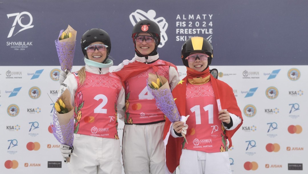 Trois skieuses sur le podium.