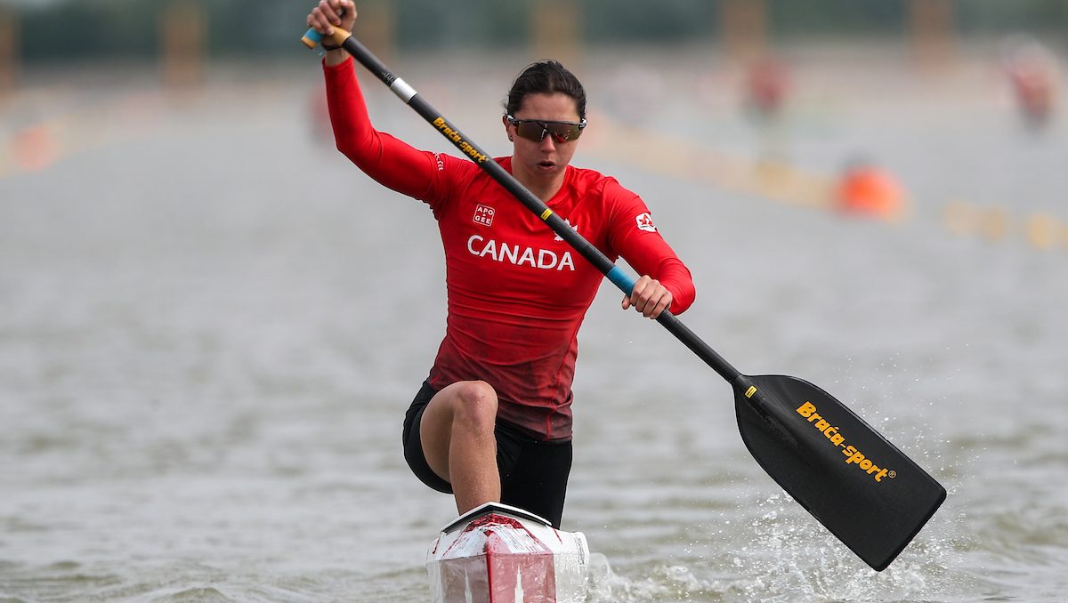 Katie Vincent participe à une épreuve de canoë. 