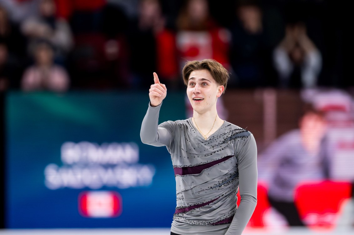 Roman Sadovsky pointe du doigt. 