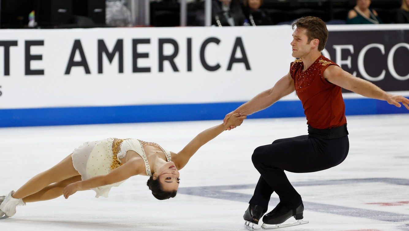 Des patineurs effectuent une spirale.