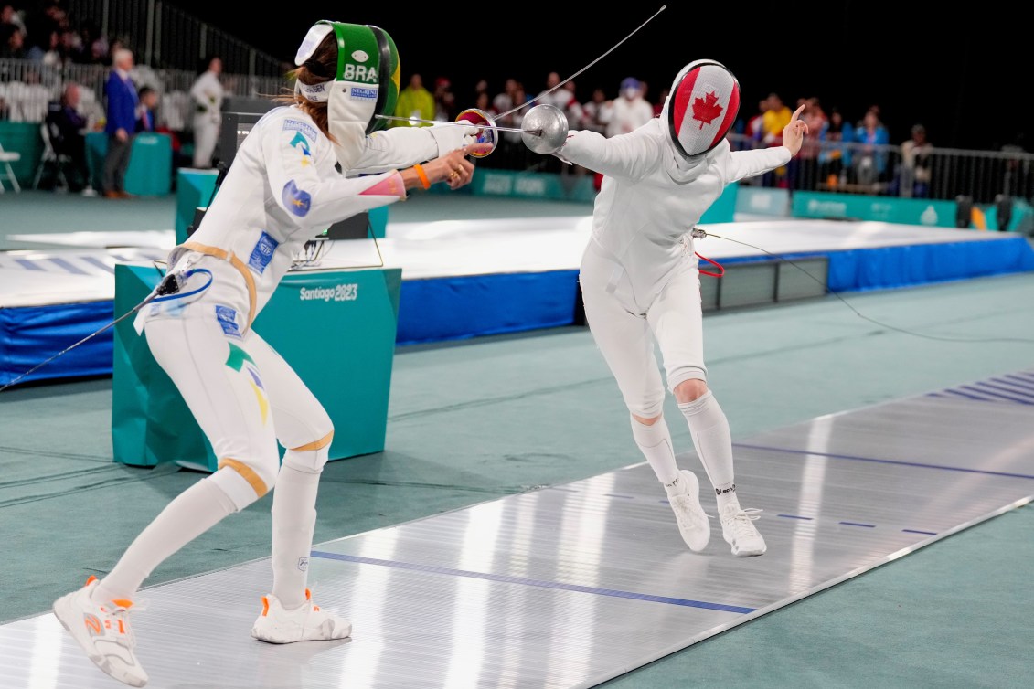 Alexanne Verret lors d'un match d'escrime.