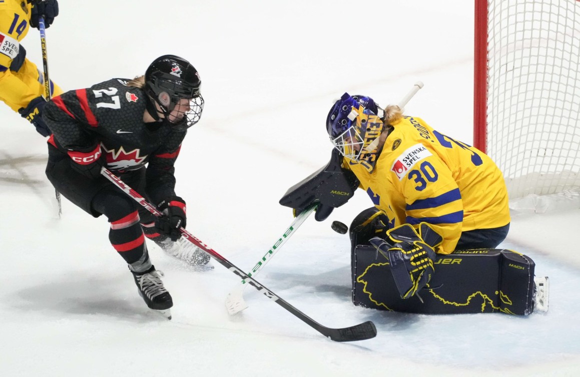 Une joueuse canadienne devant le but suédois.