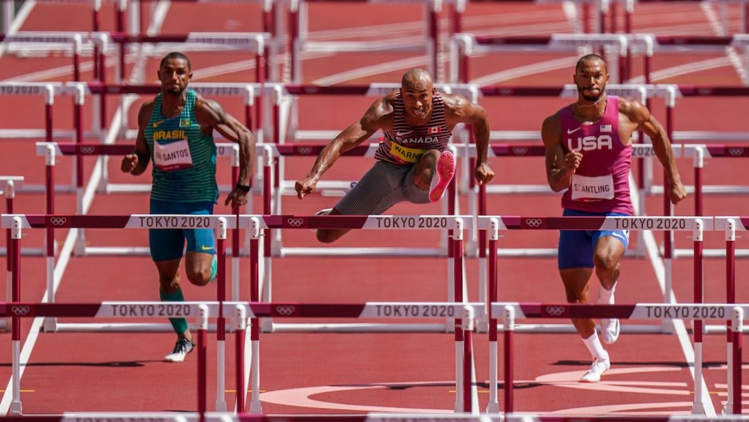 Damian Warner pendant une course de 110 m haies.