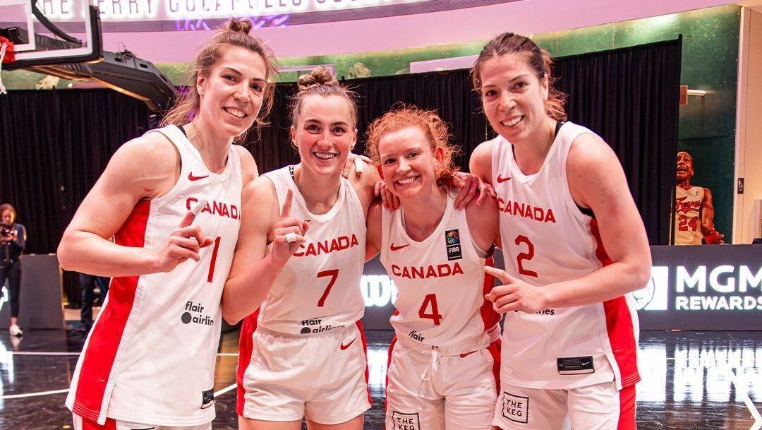 Quatre joueuses de basketball font le signe de 1 avec leur doigt.