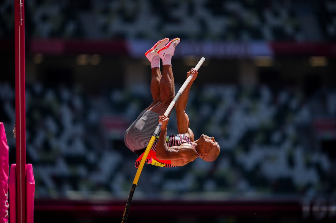 Damian Warner fait un saut à la perche. 