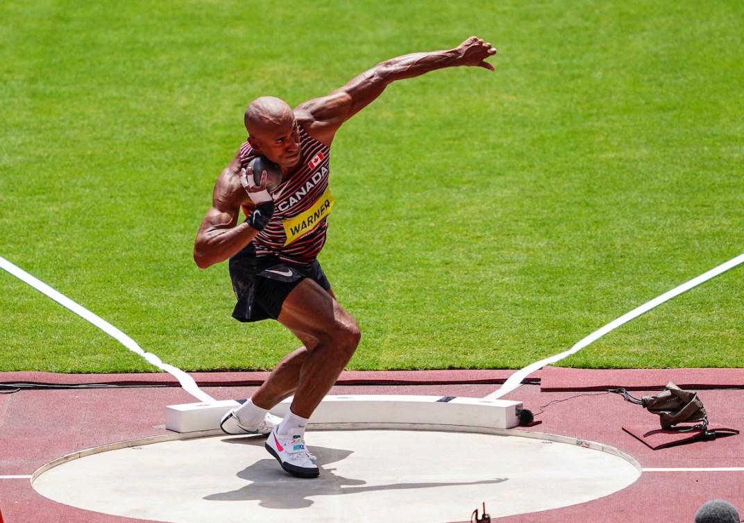 Damian Warner effectue un lancer du poids. 