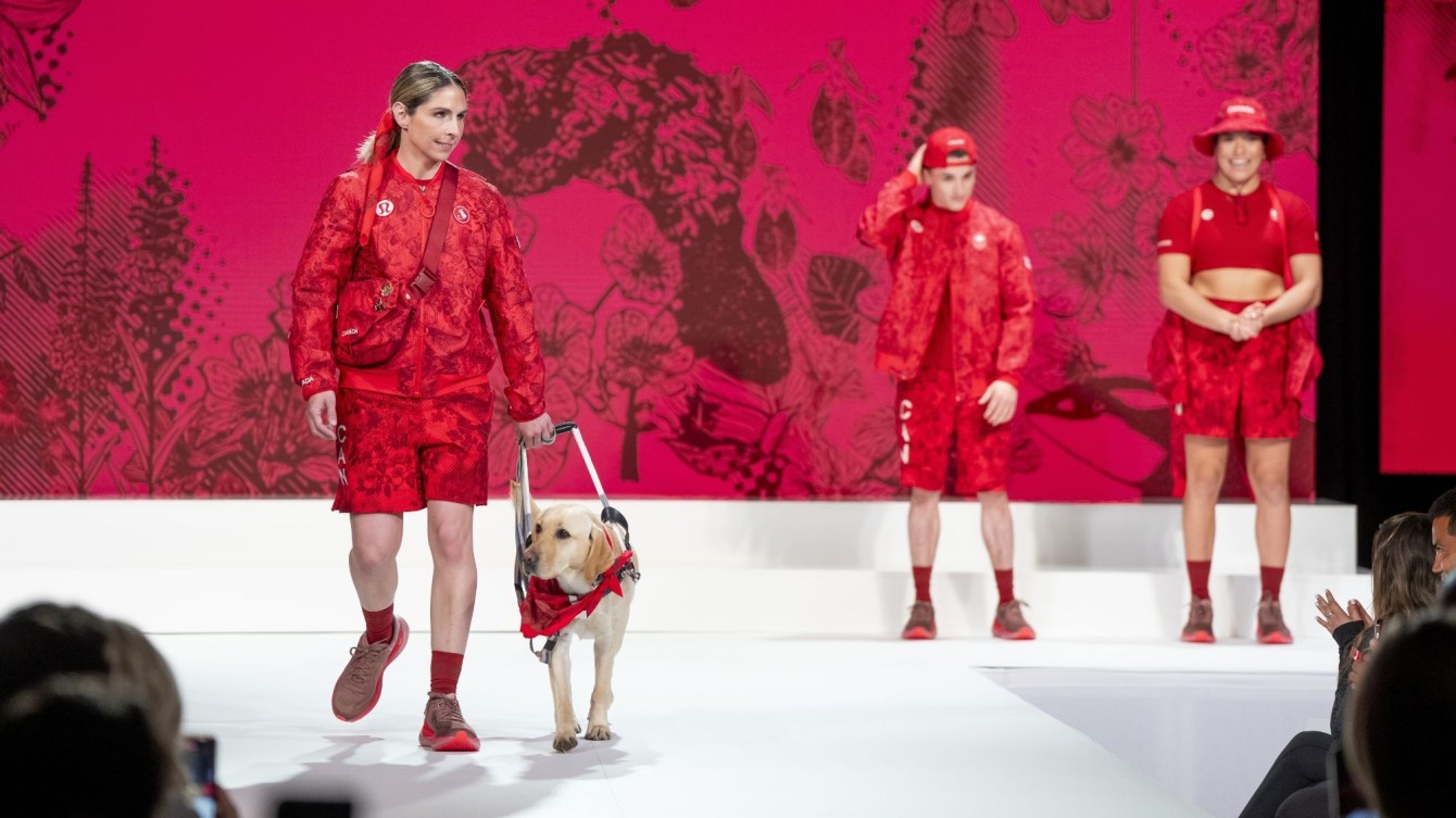 L'athlète paralympique Priscilla Gagné et son chien guide Zophia sur la scène. 