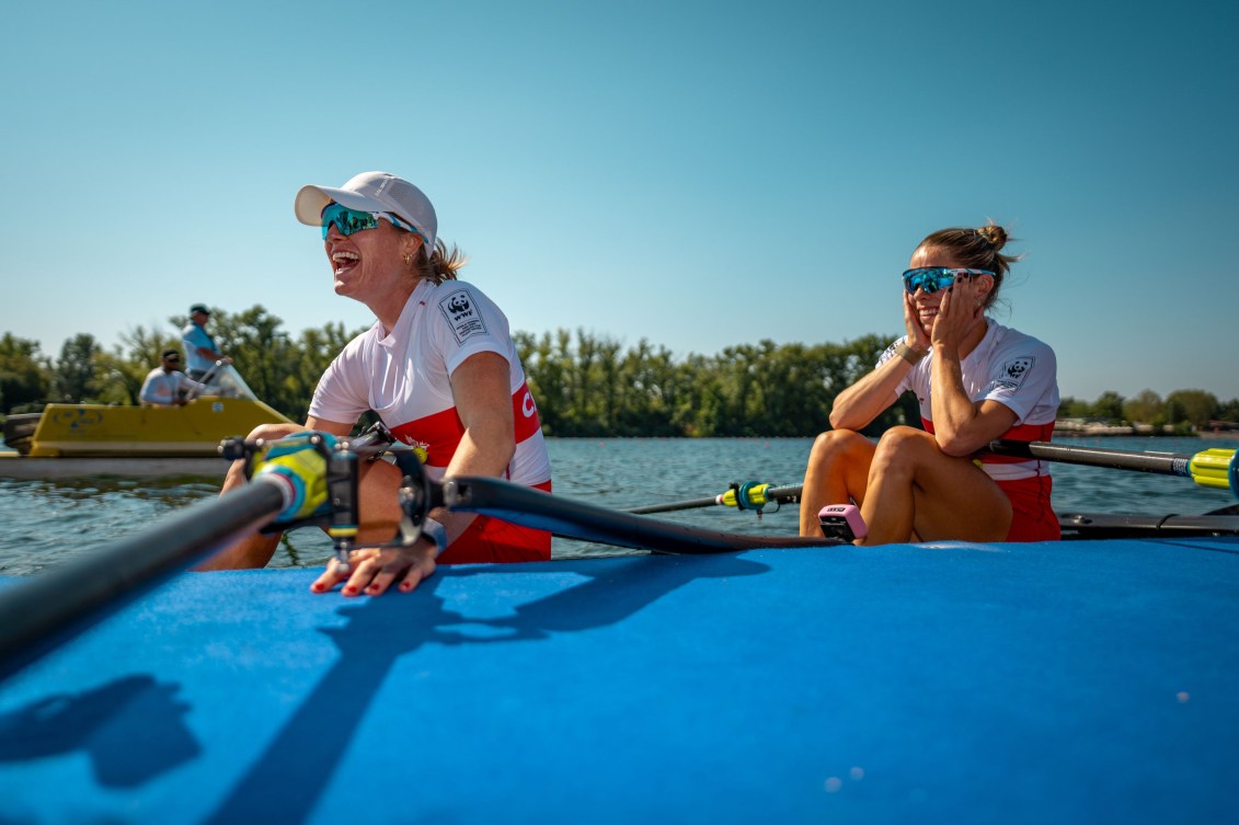 Jill Moffatt et Jenny Casson sourient dans leur embarcation.