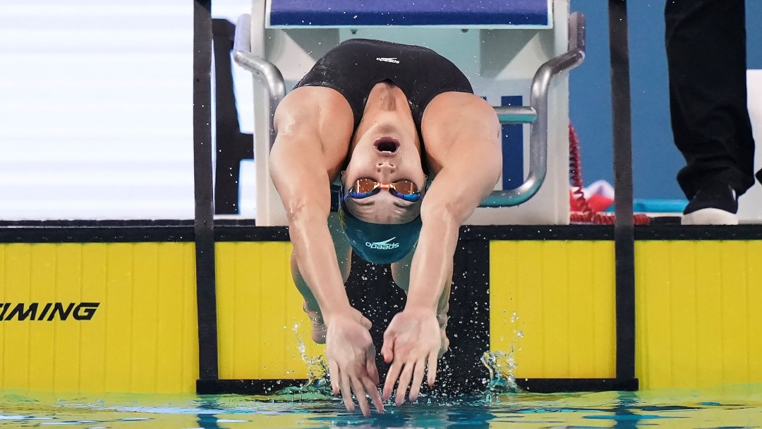 Kylie Masse fait un départ au dos.