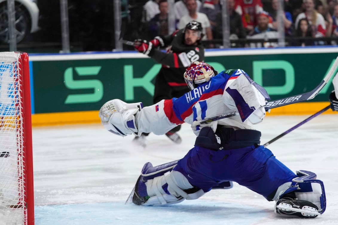 Un gardien de but de dos, Nick Paul qui effectue un tir. 