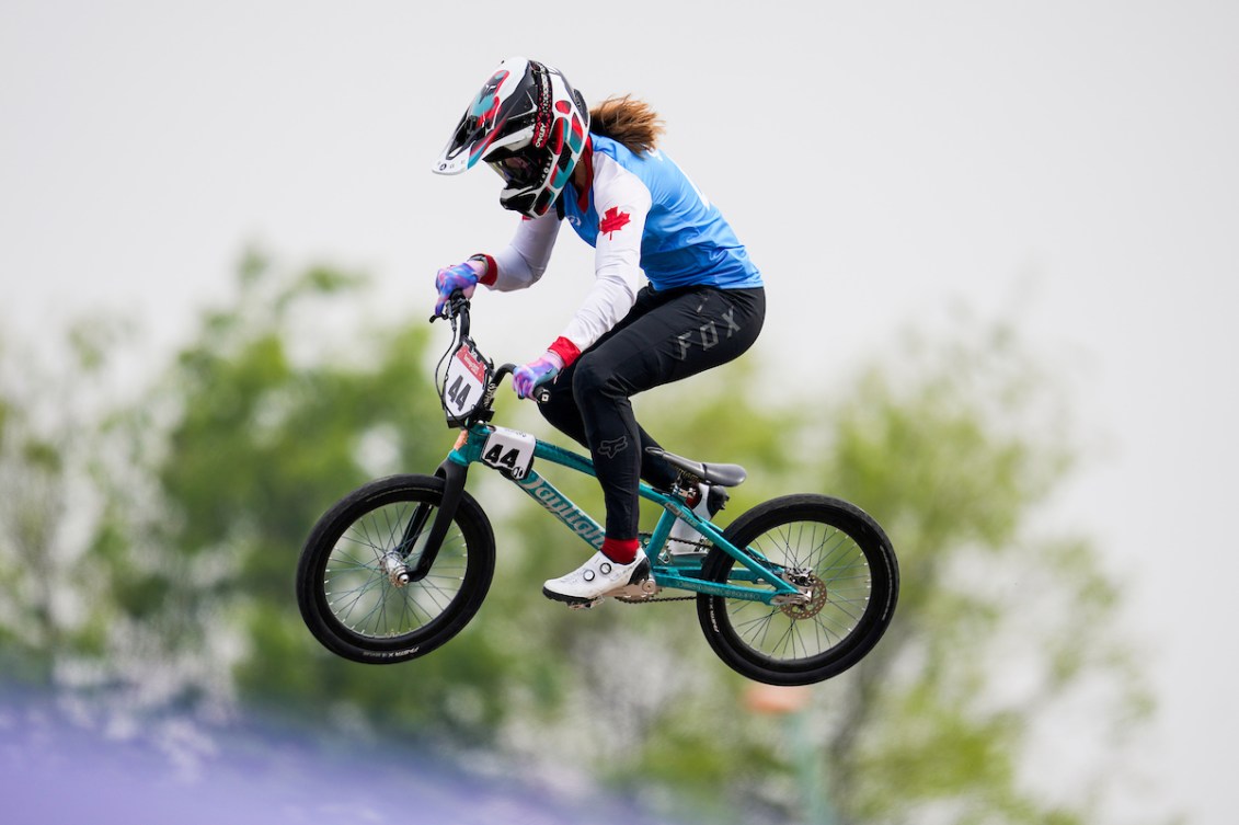 Molly Simpson pendant une course de BMX.