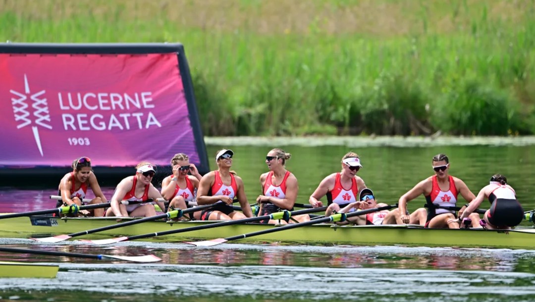 Les rameuses du huit de pointe féminin dans leur embarcation.