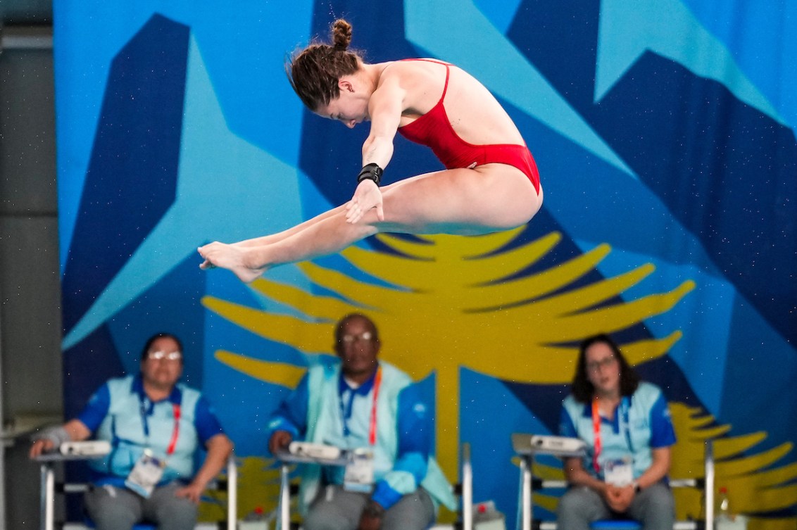 Caeli McKay dans les airs en position carpée.