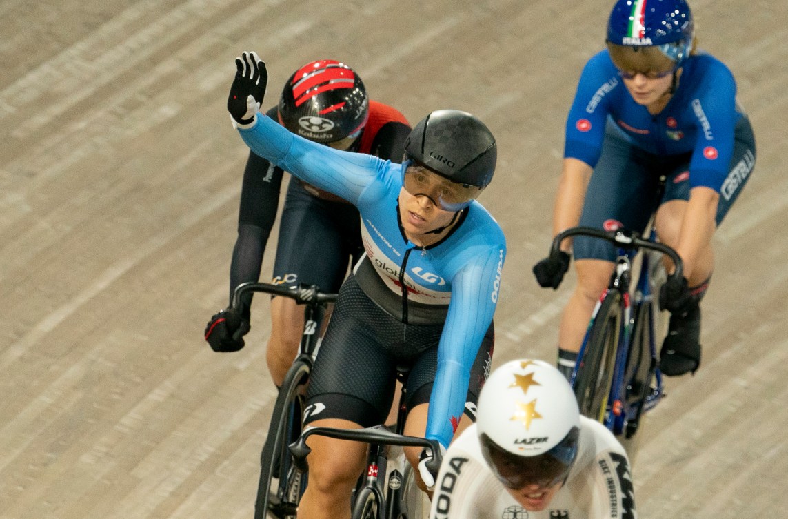 Lauriane Genest salue la foule alors qu'elle est sur son vélo.