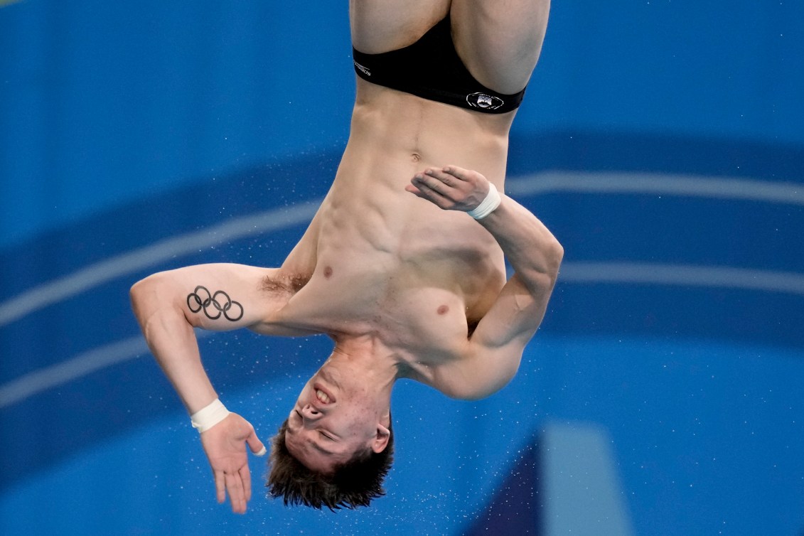 Nathan Zsombor-Murray pendant un plongeon. 