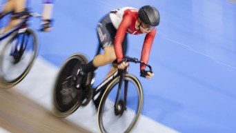Sarah Van Dam lors d'une course de cyclisme sur piste.