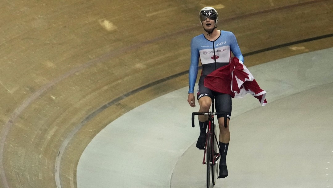 Dylan Bibic célèbre sur son vélo.