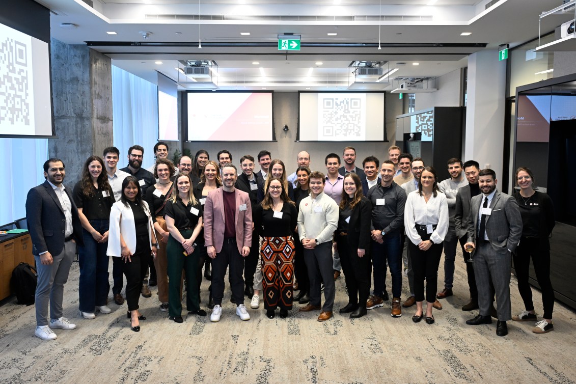 Photo de groupe des athlètes et  des professionnels de Deloitte participants.