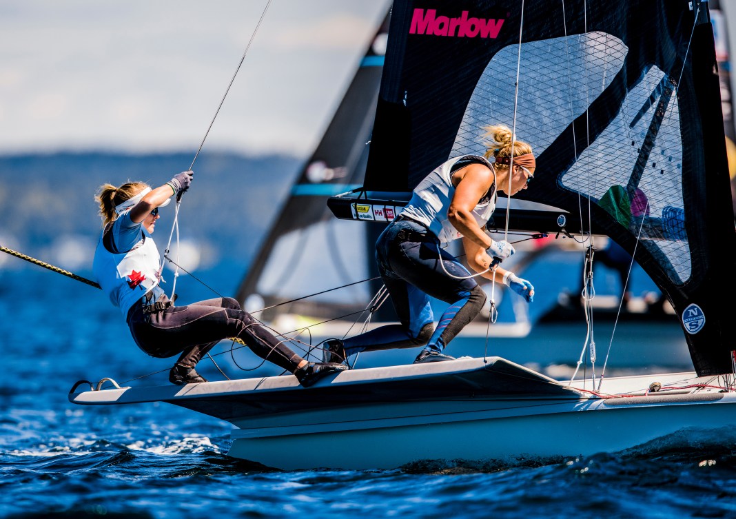 Deux navigatrices sur un embarcation de type 49er FX.