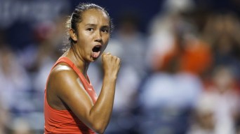 Leylah Annie Fernandez serre le poing en signe de victoire.