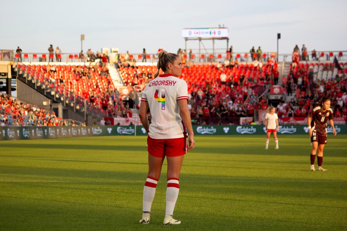 Shelina Zadorsky debout sur le terrain. 