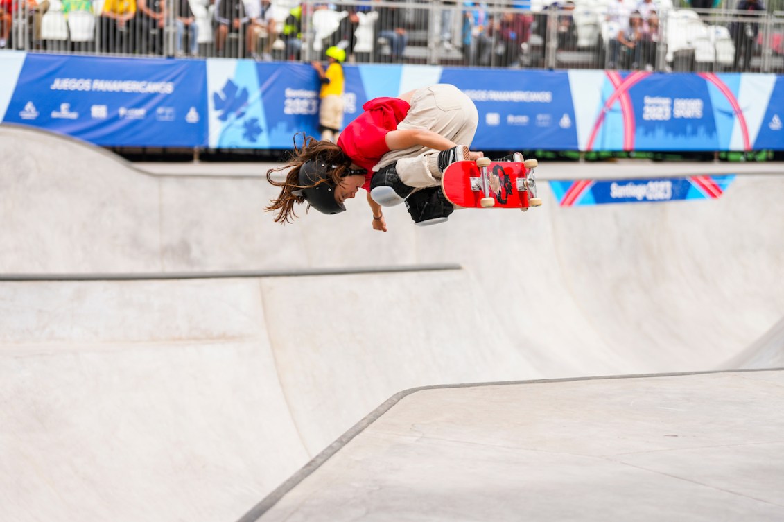 Fay De Fazio Ebert dans les airs sur le parcours de park.