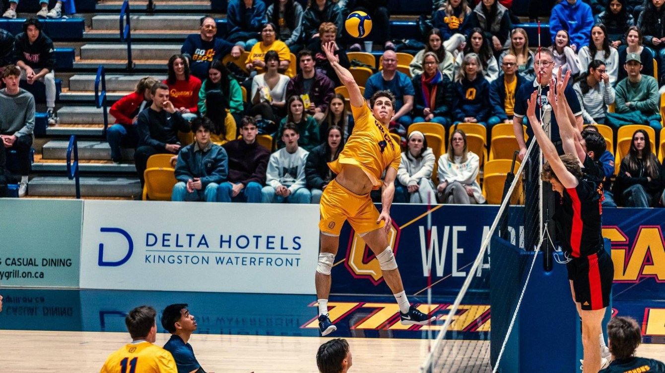 Un joueur de volleyball saute près du filet.