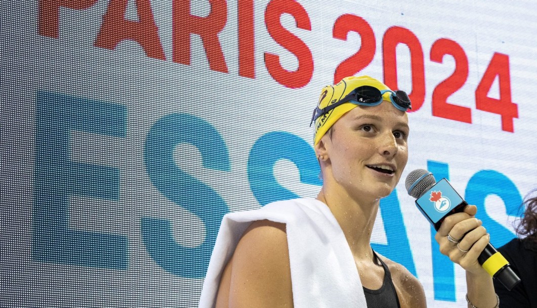 Summer McIntosh parle au micro après une course.