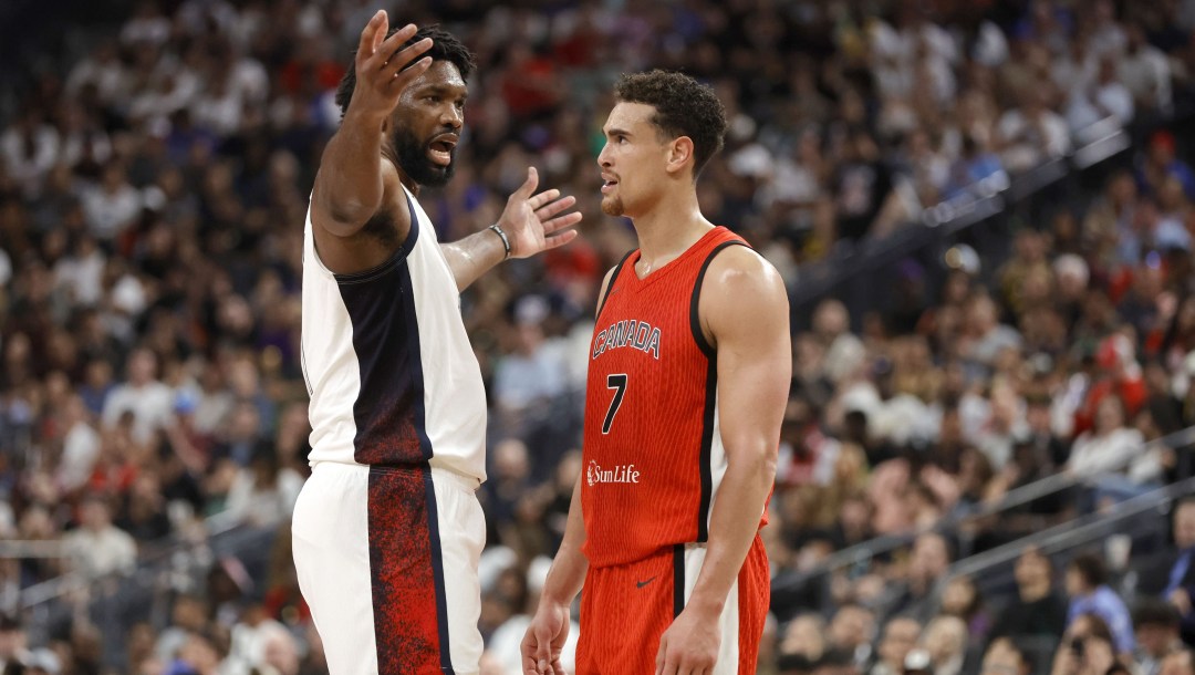 Dwight Powell face à un adversaire.