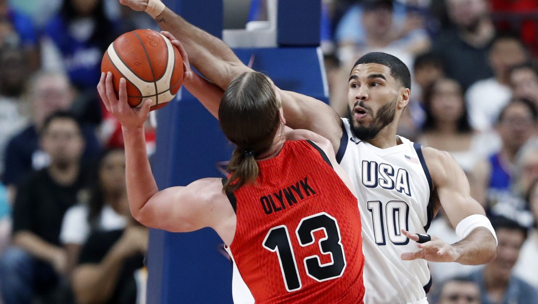 Kelly Olynyk attaque le panier.