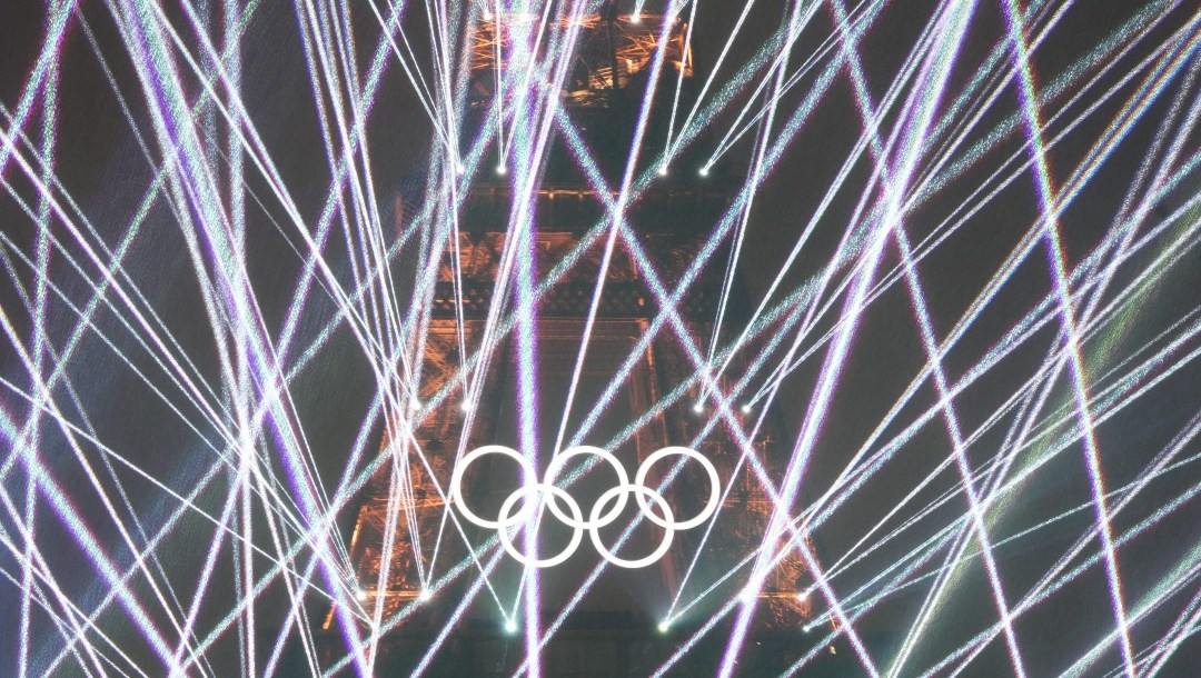 La tour Eiffel illuminée de faisceaux.