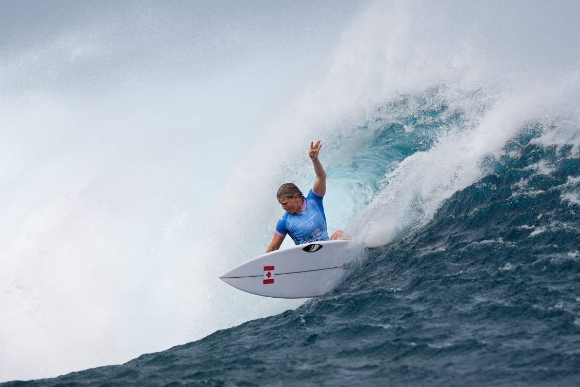 Sanoa Dempfle-Olin, du Canada, surfe pendant le deuxième tour de la compétition de surf des Jeux Olympiques d'été 2024, le dimanche 28 juillet 2024, à Teahupo’o, Tahiti.(AP Photo/Gregory Bull)