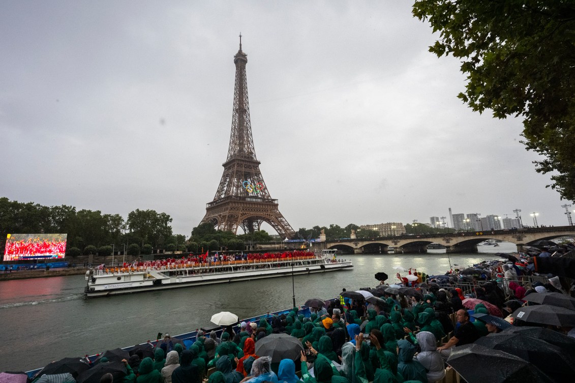 Un bateau avec en toile de fond la tour Eiffel.