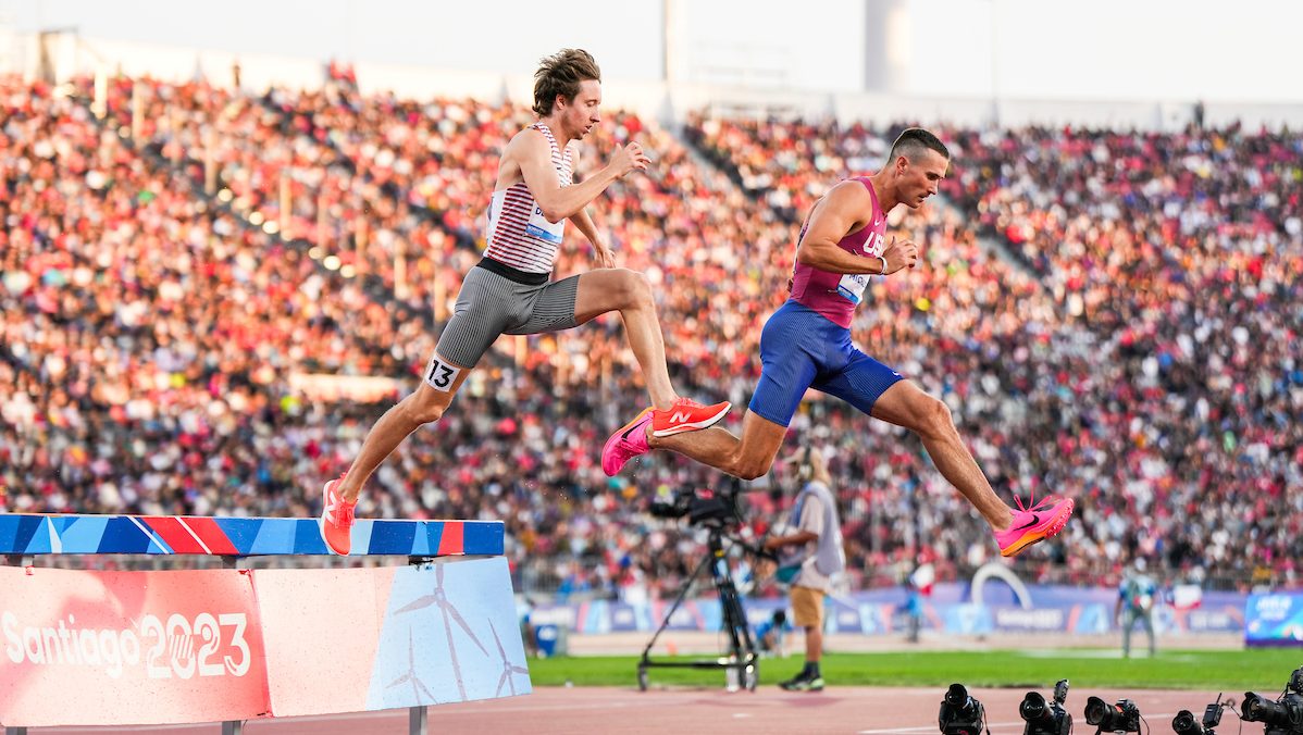 Jean-Simon Desgagnés saute par dessus une haie pendant une course de steeple. 